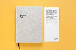 Gästebuch mit Leineneinband, Heißfolienprägung und passender Schreibhilfe. 