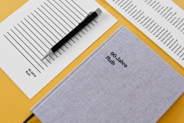 Gästebuch mit Leineneinband, Heißfolienprägung und passender Schreibhilfe. 