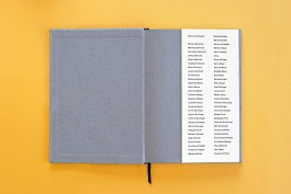 Gästebuch mit Leineneinband, Heißfolienprägung und passender Schreibhilfe. 